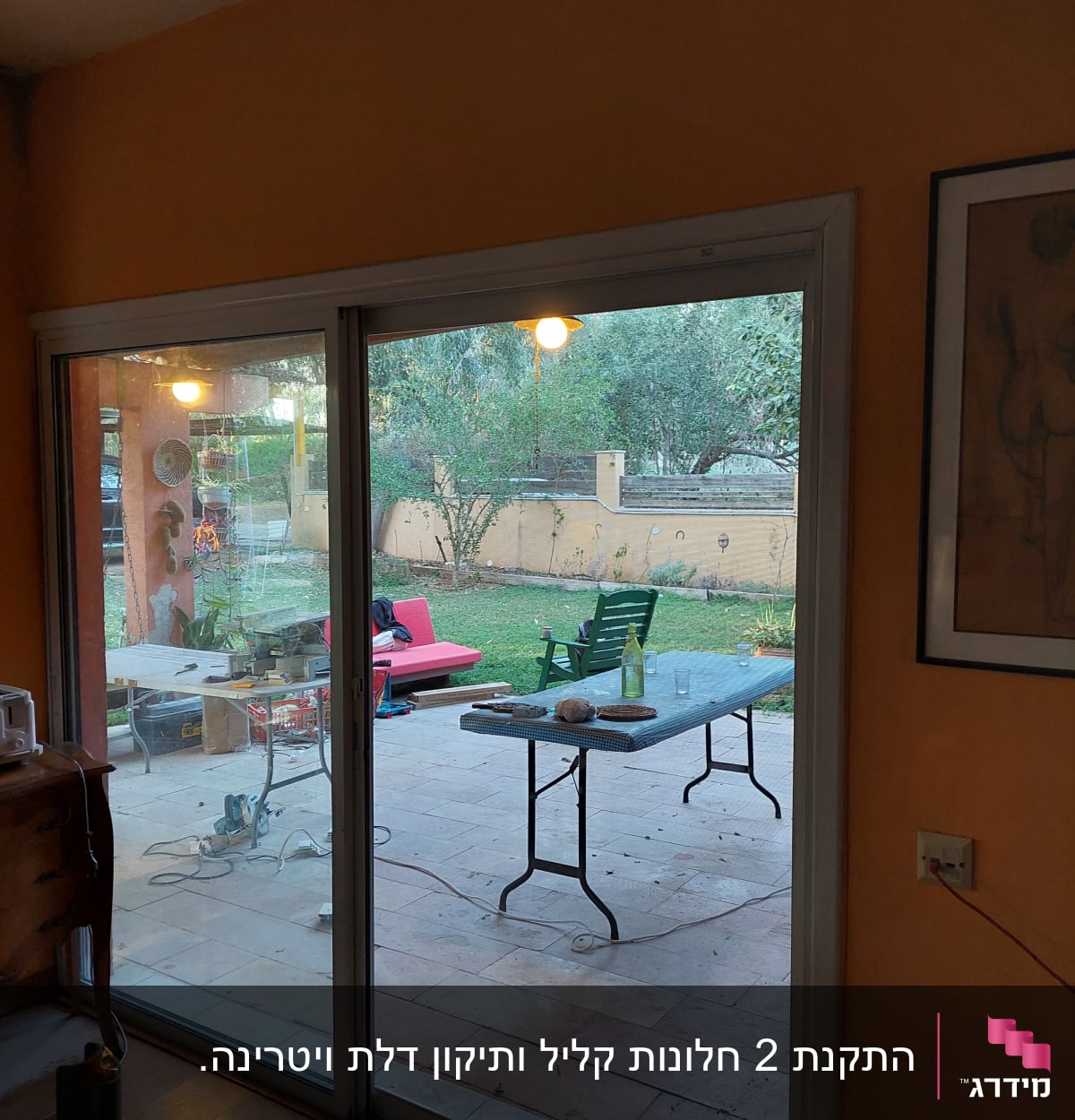 דלת הזזה מאלומיניום עם מסגרת אפורה